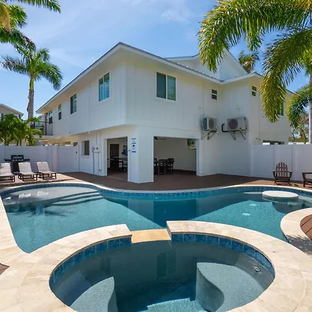 Come Relax In Paradise Found Under The Palms With Private Pool & Spa